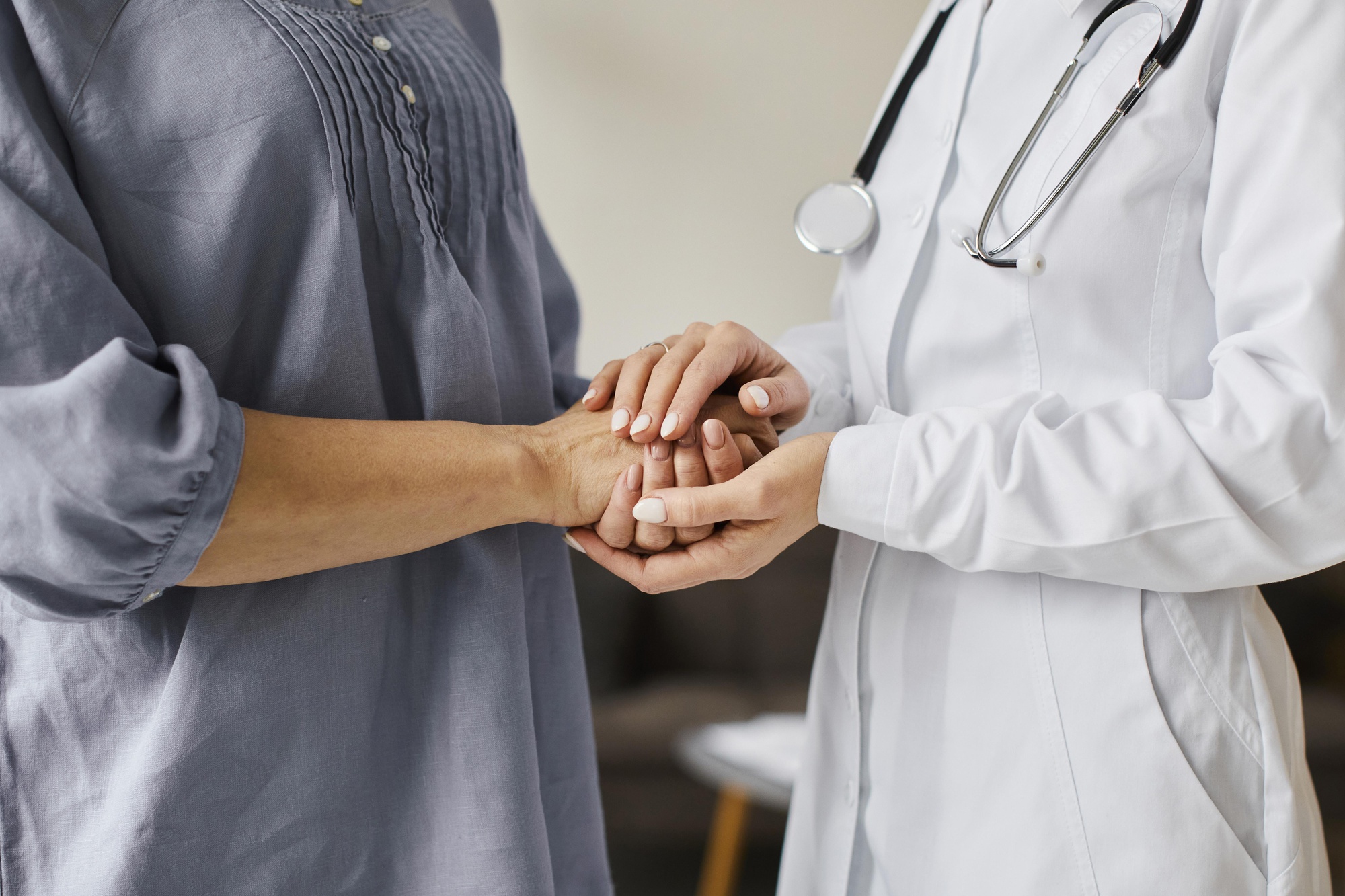 covid-recovery-center-female-doctor-holding-older-patient-s-hands Comprendre l'assurance emprunteur